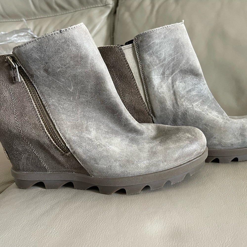 NEW! Sorel Joan of Arctic Gray Wedge Shoes with Rugged Sole, distressed look